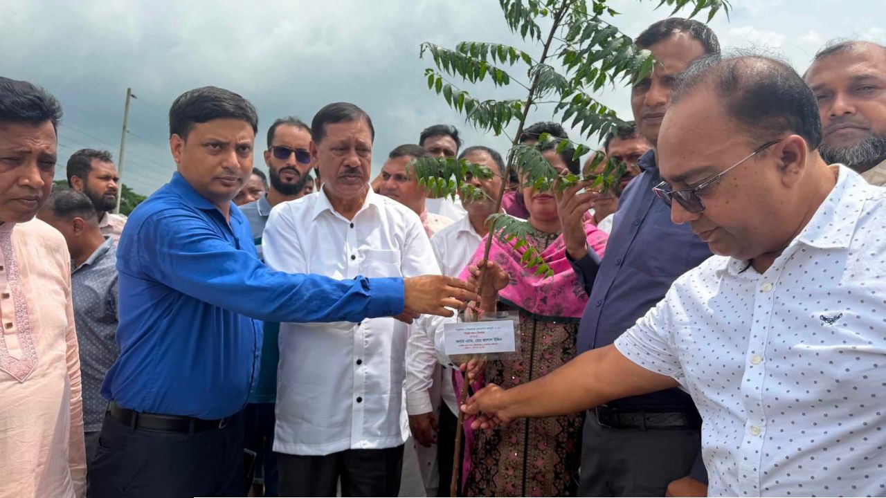 পাকুন্দিয়া পৌরসভার বৃক্ষরোপন কর্মসূচির উদ্বোধন করেন এড. জালাল উদ্দিন এমপি