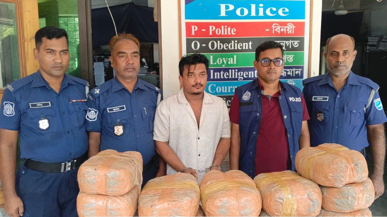 কুলিয়ারচরে পিকআপ ভর্তি ২৪ কেজি গাঁজা সহ মাদক ব্যবসায়ী আটক 