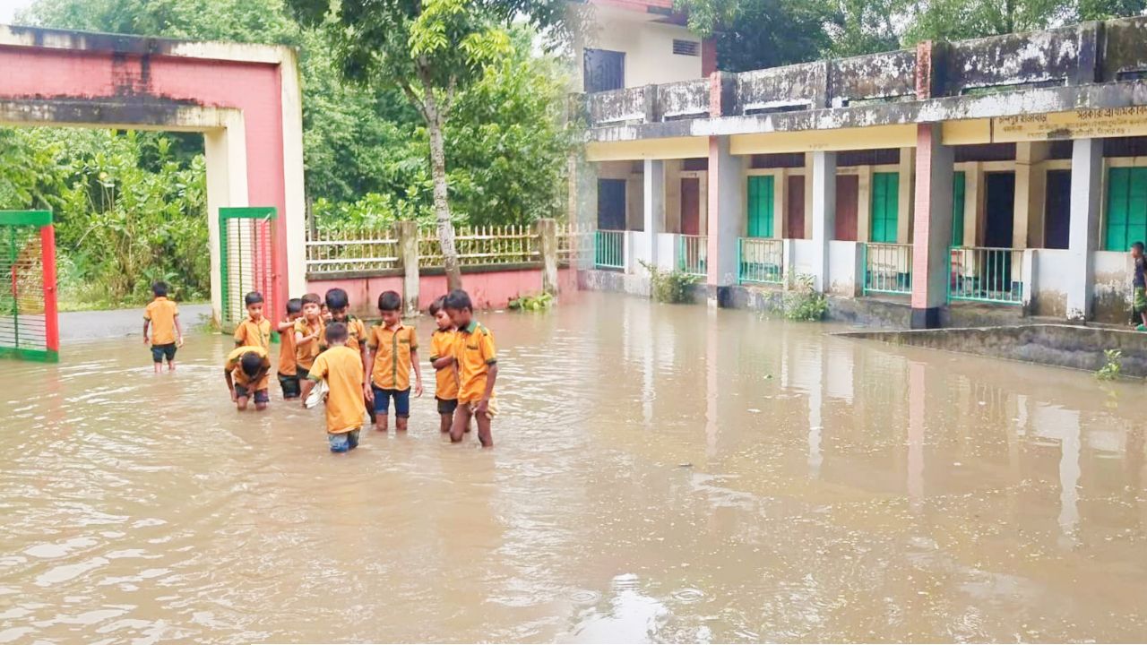 কটিয়াদীতে জলাবদ্ধ চান্দপুর প্রাঃ বিদ্যালয়: ৯ বছর ধরে নেই প্রধান শিক্ষক
