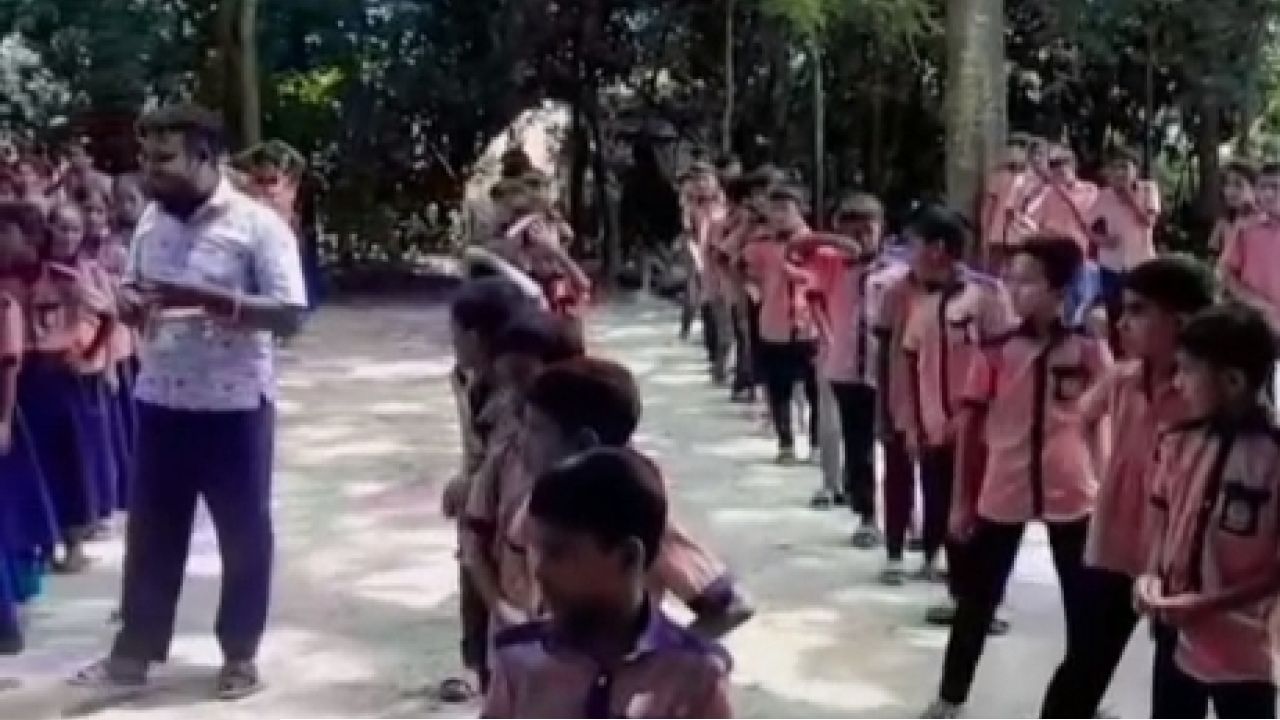 সাংবাদিক নয়, সাংঘাতিক!  পিটি প্যারেডে গালি শেখাচ্ছেন শিক্ষক